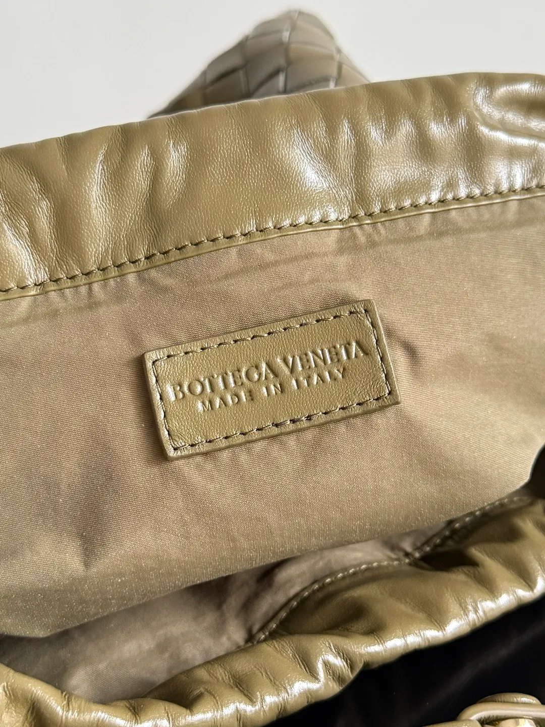 Batch 1560 Armpit bags have become a fashionable item that every girl has in their hands in recent years🛍️. The elegant and simple style has won the love of many people of different ages. However, there is an unavoidable trouble with armpit bags, that is, the capacity is too small, and BOTTEGA VENETA’s new Dustbag Considering people's travel needs, the capacity of garbage bags has been greatly upgraded. Folding umbrellas, water cups, and girls' makeup powder and lipstick can all be accommodated. It is very light and resistant to dirt. Even if you have a lot of things when traveling, it can reduce the burden to a certain extent. The shoulder straps are buckled and can be changed at will. It can be used for hand holding or as the liner of a large bag. After the drawstring is drawn, it looks like a cloud bag. It is very suitable for concave styling when traveling in summer🙋🏻‍♀️ Style number: 796728 Size: 32*23*1cm